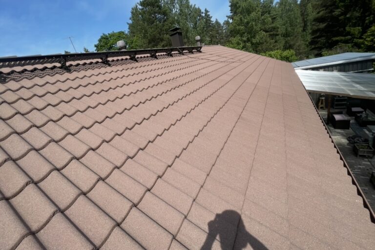 Tiilikatto pestynä ennen pinnoitusta